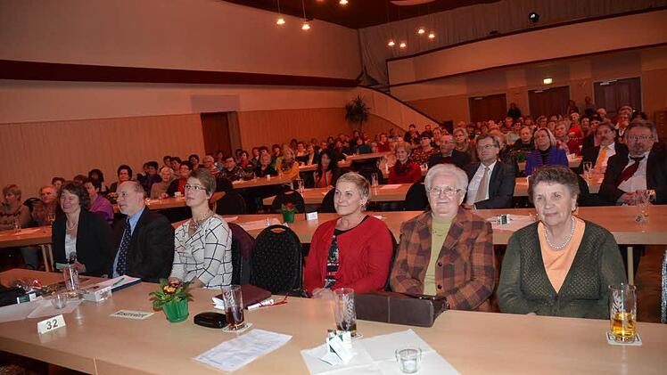 In der ersten Reihe im vollbesetzten Schützenhaus saßen (von links) Kreisbäuerin Rosa Zehnter, Referent Heiner Neuner, Rosi Kraus (stellvertretende Bezirksbäuerin), Ehrenkreisbäuerin Rita Hanna und Ehrenbezirksbäuerin Hildegard Scheler.