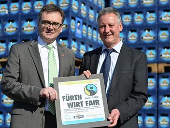 Fred Höfler von der Brauerei Tucher unterstützt mit der Aktion "Fürth Wirt fair" das Ziel von Oberbürgermeister Thomas Jung (SPD), Fürth zur "Fairtrade-Town" zu machen. (Foto: Nikolas Pelke)