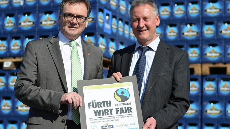 Fred Höfler von der Brauerei Tucher unterstützt mit der Aktion "Fürth Wirt fair" das Ziel von Oberbürgermeister Thomas Jung (SPD), Fürth zur "Fairtrade-Town" zu machen. (Foto: Nikolas Pelke)