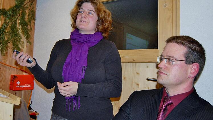 Biologin Sabine Glaab und Uni-Fachbereichsleiter Thomas Heyne präsentierten das in Deutschland einmalige lehrer- und schülerbildende Umweltprojekt am Bad Kissinger Wildpark Klaushof. Foto: Dobschütz