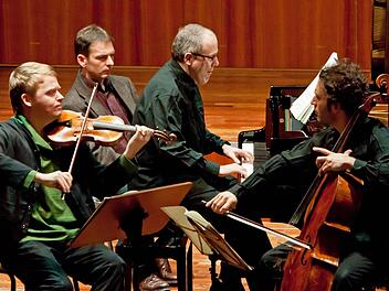 Der Geiger Pekka Kuusisto, der Pianist Alexander Lonquich und der Cellist Nicolas Altstaedt (von links) begeisterten bei ihrem Gastspiel im Kongresshaus. Foto: Jochen Berger