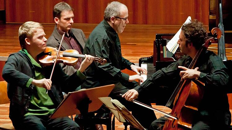 Der Geiger Pekka Kuusisto, der Pianist Alexander Lonquich und der Cellist Nicolas Altstaedt (von links) begeisterten bei ihrem Gastspiel im Kongresshaus. Foto: Jochen Berger