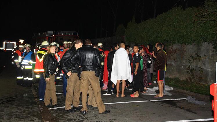 Einsatz bei der Flüchtlingsunterkunft am Hundsanger.  Foto: Katrin Geyer