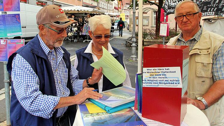 Unverdrossen sammelte der Verein zur Erhaltung des Hallenbades beim Schutzengelmarkt Unterschriften. Foto: Dieter Britz
