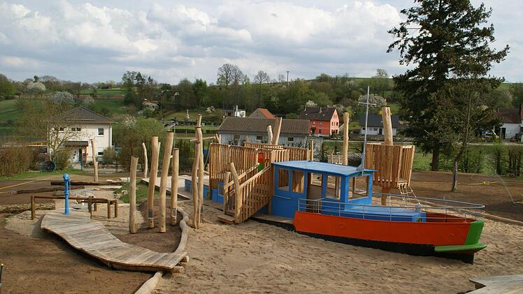 Ein tolles Spielgelände hat der Kindergarten Weisbrunn, wenn in einigen Wochen auch der Rasen noch angewachsen ist. Runderneuert ist auch das echte Binnenschiff, das hier verbuddelt ist. Statt auf dem Main schwimmt es jetzt in einem Sand-See.