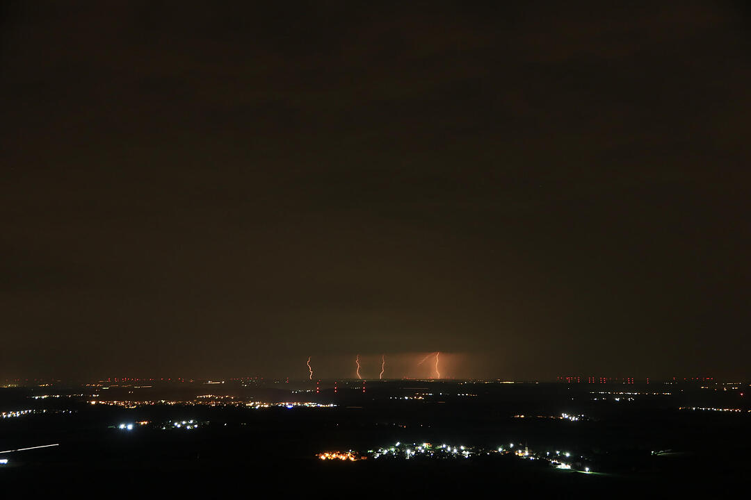 Gewitter entladen sich aus kilometerhohen WolkentŸrmen - Beeindruckende Blitzshow die gesamte Nacht durch - Schafe suchen vor Gewitter und Starkregen Schutz