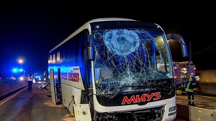 Auf der A3 bei Wiesbaden ist es am Freitagmorgen (25. Mai 2018) zu einem Unfall gekommen. Daran beteiligt war ein Reisebus. Foto: Sebastian Stenzel / dpa
