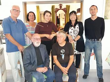 Hartmut Hessel, Claudia Koch, Jens Müller- Rastede, Isabell Sterner, Dietmar Wohlfromm, Uschi Klicha, Matthias Soeder bei der letzten Lesung im Altstadt Cafe. Foto: Julia Rüttiger