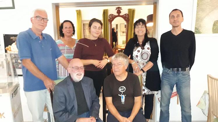 Hartmut Hessel, Claudia Koch, Jens Müller- Rastede, Isabell Sterner, Dietmar Wohlfromm, Uschi Klicha, Matthias Soeder bei der letzten Lesung im Altstadt Cafe. Foto: Julia Rüttiger