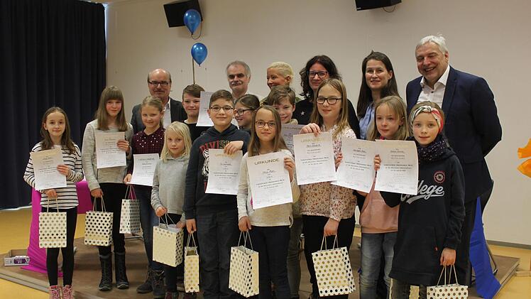 Die Teilnehmer des Leseentscheids in Ebermannstadt mit den JurorenCarmen Schwind