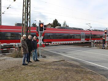 Hans Friedrich, Wolfgang Rössler und Heinz Schielein (v.l.) von der Bürgerinitiative warten an der geschlossenen Schranke.Foto: Hans Kurz