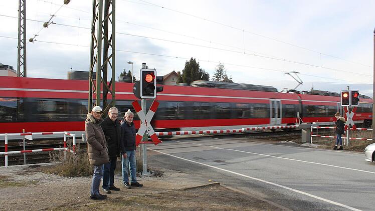 Hans Friedrich, Wolfgang Rössler und Heinz Schielein (v.l.) von der Bürgerinitiative warten an der geschlossenen Schranke.Foto: Hans Kurz
