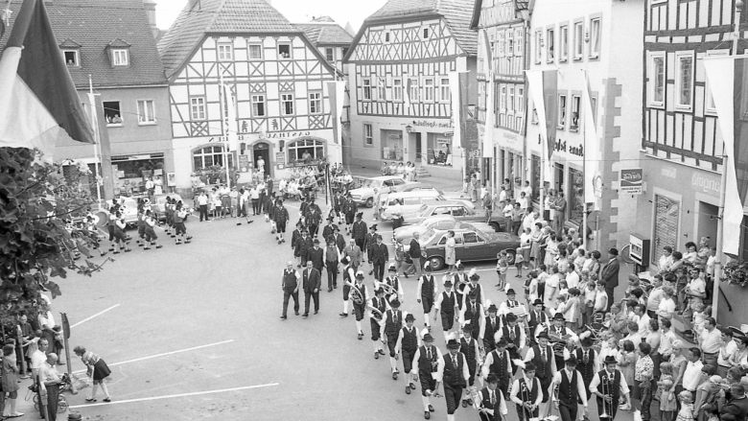 Der Festumzug gehörte zu den Höhepunkten der Jubiläumsfeierlichkeiten im Jahr 1970. Auch 2020 können sich die Vereine präsentieren. Das ist aber nur ein kleiner Baustein in einem großen Programm. Stadtarchiv Münnerstadt/ Nachlass Gerhard Fuhrmann