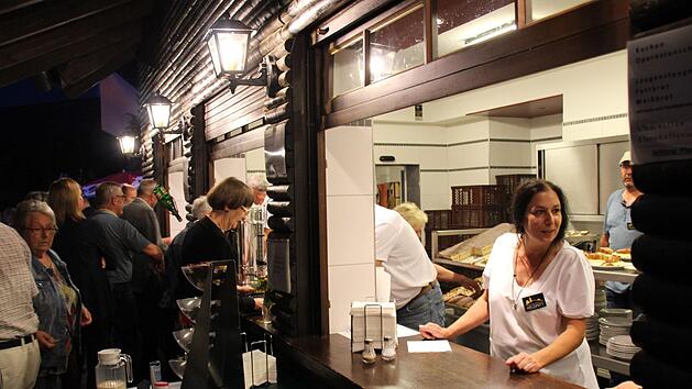 Die ehrenamtlichen Helfer der verschiedenen Ortsvereine versorgen die Besucher vor, w&auml;hrend und nach der Vorstellung mit belegten Broten, Pizza, Bratw&uuml;rsten, Getr&auml;nken und vielem mehr. "Wir helfen gern, wo auch immer wir k&ouml;nnen",   sagt einer der Unterst&uuml;tzer.Marieke Fiala