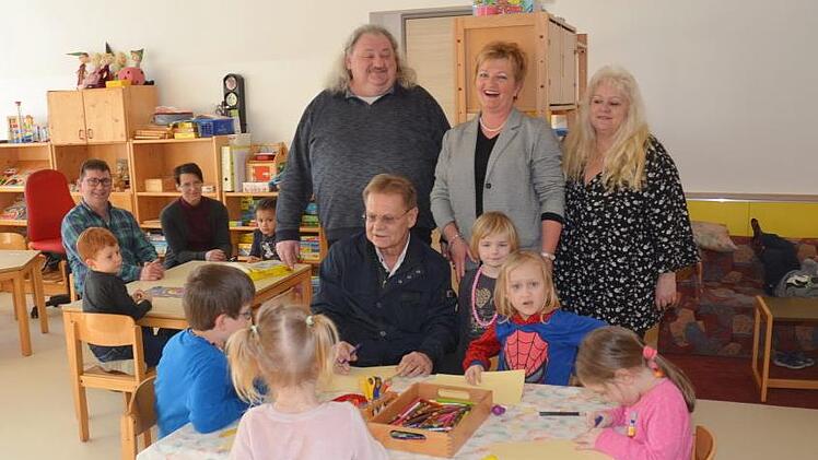 Da möchte Bürgermeister Wolfgang Beiergrößlein (vorne, sitzend) noch mal Kind sein! Im schön renovierten Kindergarten nahm er gleich Platz bei den Kindern, um mit ihnen zu malen; mit im Bild von links (sitzend) Bautechniker Georg Kreul (Stadt Kronach), Dorothea Dietrich (Architekturbüro Detsch) sowie (stehend) Pater Waldemar Brysch, Kirchenpflegerin Martina Stumpf und Kindergartenleiterin Birgit Eisentraudt.Karl-Heinz Hofmann