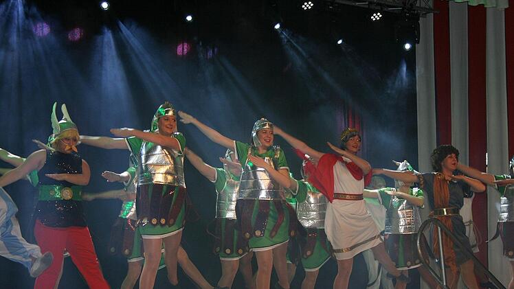 Die TSG-Showtanzgruppe mit begeisterten mit Asterix und Obelix in ihrer Mitte. Foto: Maria Löffler