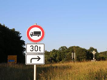Die Brückensperrung für 30-Tonner beschäftigte den Gemeinderat. Foto: Hilmar Ruppert