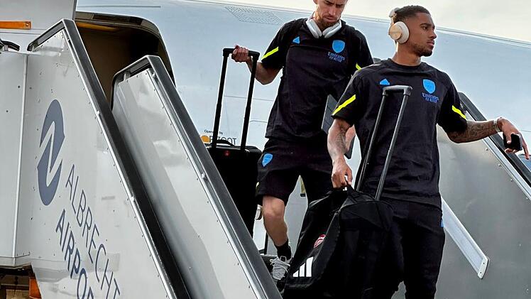 Flughafen Nürnberg: Fußball-Stars landen vor Spiel gegen FCN am Airport - "Rekordpokalsieger"