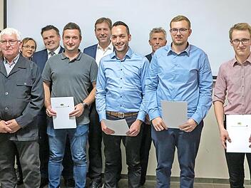 Bei der Urkundenübergabe für den Landkreis Forchheim (vorne v. l.): Willi Maier, Johannes März, Patrick Brendel, Michael Ackermann, Lukas Sebald, Michael Bienlein; (hinten v. l.) Rudi Steuer, Sandra Zschommler, Konrad Schrottenloher, Sabine Braun,...