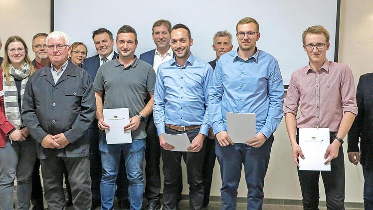 Bei der Urkundenübergabe für den Landkreis Forchheim (vorne v. l.): Willi Maier, Johannes März, Patrick Brendel, Michael Ackermann, Lukas Sebald, Michael Bienlein; (hinten v. l.) Rudi Steuer, Sandra Zschommler, Konrad Schrottenloher, Sabine Braun,...