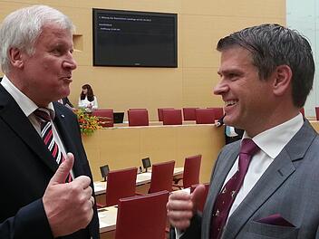Im Landtag: Der neue Abgeordnete Steffen Vogel (rechts) begegnet dem Ministerpräsidenten Horst Seehofer.  Foto: p