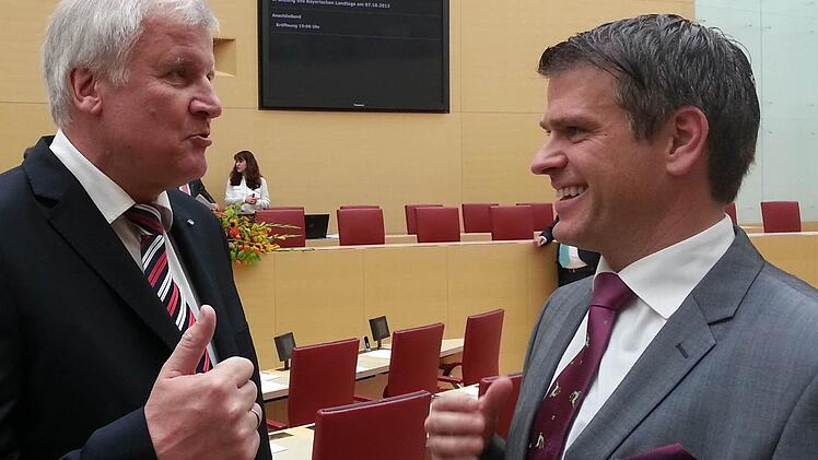 Im Landtag: Der neue Abgeordnete Steffen Vogel (rechts) begegnet dem Ministerpräsidenten Horst Seehofer.  Foto: p