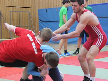 Neuntklässler des Kaspar-Zeuß-Gymnasiums Kronach probierten eine für unsere Schulen ungewöhnliche Sportart aus: Ringen. Zum Abschluss des Trainings bekamen sie Besuch von den Profis des TSV Burgebrach. Fotos: Marco Meißner