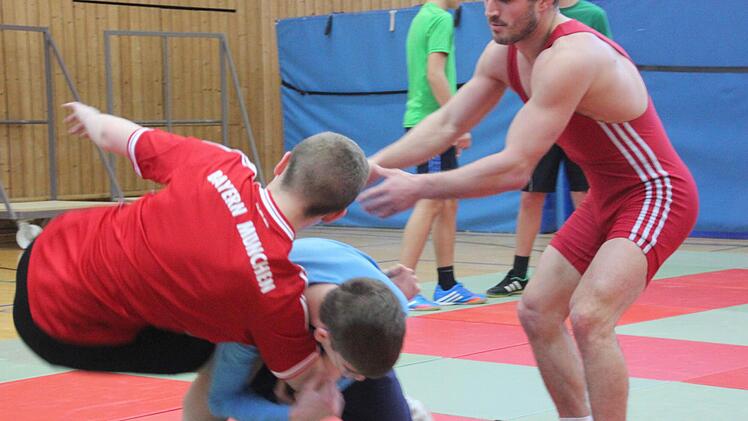 Neuntklässler des Kaspar-Zeuß-Gymnasiums Kronach probierten eine für unsere Schulen ungewöhnliche Sportart aus: Ringen. Zum Abschluss des Trainings bekamen sie Besuch von den Profis des TSV Burgebrach. Fotos: Marco Meißner