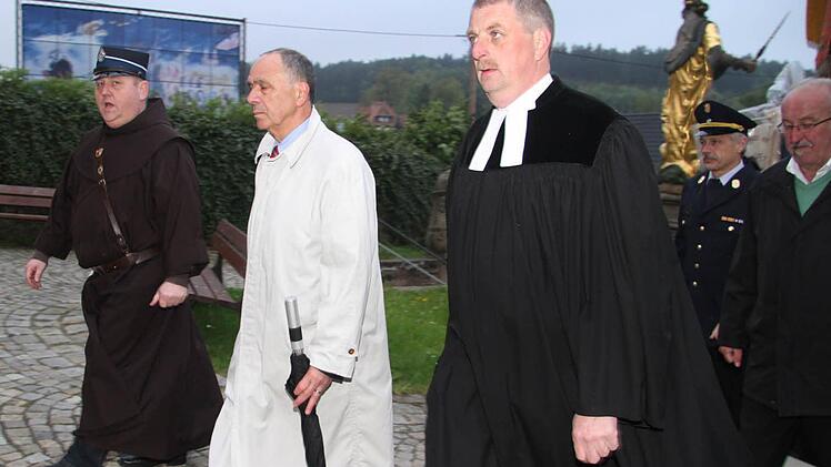 Der neue Marienweiherer Wallfahrtsseelsorger Adrian Manderla trug mit Stolz eine Feuerwehrmütze, auch der Marktleugaster Bürgermeister Franz Uome und der evangelische Pfarrer Siegfried Welsch liefen an der Spitze des Wallfahrtszuges mit