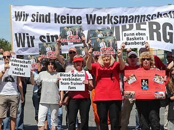 Mit Spruchb&auml;ndern vor der Brose-Arena protestierten die Anh&auml;nger der Brose Baskets f&uuml;r den Verbleib ihres Trainers in Bamberg. Fotos: Harald Rieger