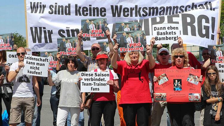 Mit Spruchb&auml;ndern vor der Brose-Arena protestierten die Anh&auml;nger der Brose Baskets f&uuml;r den Verbleib ihres Trainers in Bamberg. Fotos: Harald Rieger