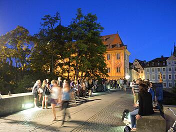 Vor allem bei Studenten ist die Untere Brücke ein beliebter Treffpunkt im Sommer. Hier lässt es sich idyllisch mit Blick auf das Welterbe sitzen. Doch beschweren sich Anwohner zunehmend über "Brückenpartys" bis tief in die Nacht. Die Stadt ist gezwungen zu handeln.  Foto: Ronald Rinklef