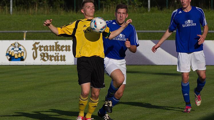 Unter Druck von Florian Luft (blau) nimmt der Frohnlacher Spielführer Marcel Schöpf den Ball mit der Brust an.