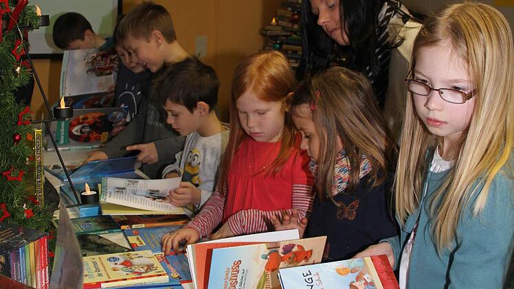 In der Schule Mainleus gibt es für die Schüler derzeit eine große Ausstellung der Buchhandlung Friedrich.  Foto: Sonja Adam