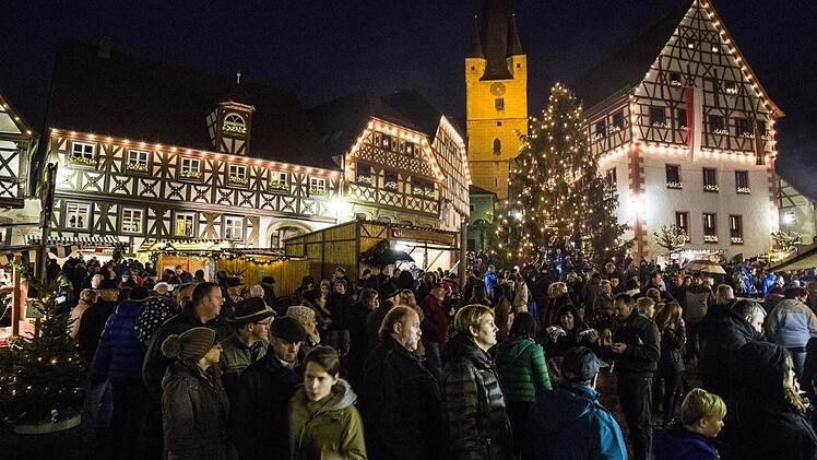 Einzigartige Kulisse: der Weihnachtmarkt in Zeil