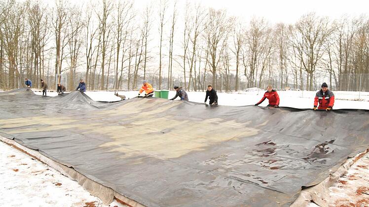 Die Wintersport- und Wanderfreunde Pinzberg präparieren ihre Eisbahn. Foto: Franz Galster