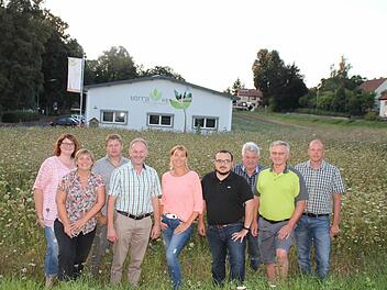 Das Bild zeigt die Gemeinder&auml;te der CSU- und JCU-Fraktion und Manfred Brehm mit seiner Frau Janett vor dem Grundst&uuml;ck auf dem der Wohnmobilstellplatz entstehen soll. (von links: Melanie Gr&auml;bner, Janett Brehm, Rupert Fichtner, Harald Deringer, Heidi M&uuml;ller-G&auml;rtner, Stefan B&ouml;hm, Eberhard Vogel, Manfred Brehm und Dieter Hepp)