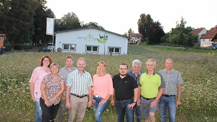 Das Bild zeigt die Gemeinder&auml;te der CSU- und JCU-Fraktion und Manfred Brehm mit seiner Frau Janett vor dem Grundst&uuml;ck auf dem der Wohnmobilstellplatz entstehen soll. (von links: Melanie Gr&auml;bner, Janett Brehm, Rupert Fichtner, Harald Deringer, Heidi M&uuml;ller-G&auml;rtner, Stefan B&ouml;hm, Eberhard Vogel, Manfred Brehm und Dieter Hepp)