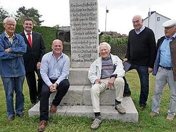 Nach der Sanierung ist die Inschrift auf dem Schwedenstein wieder gut zu lesen. Das Bild zeigt von links: Hermann Ziegler, Gebietsdirektor Friedbert Herleth, Bürgermeister Georg Seiffert, Dr. Wolfgang Schneider, Hanns-Gernot Schonder und Gert Raimann.  Foto: Marion Eckert