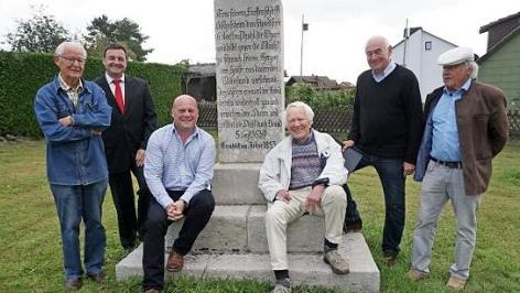Nach der Sanierung ist die Inschrift auf dem Schwedenstein wieder gut zu lesen. Das Bild zeigt von links: Hermann Ziegler, Gebietsdirektor Friedbert Herleth, Bürgermeister Georg Seiffert, Dr. Wolfgang Schneider, Hanns-Gernot Schonder und Gert Raimann.  Foto: Marion Eckert