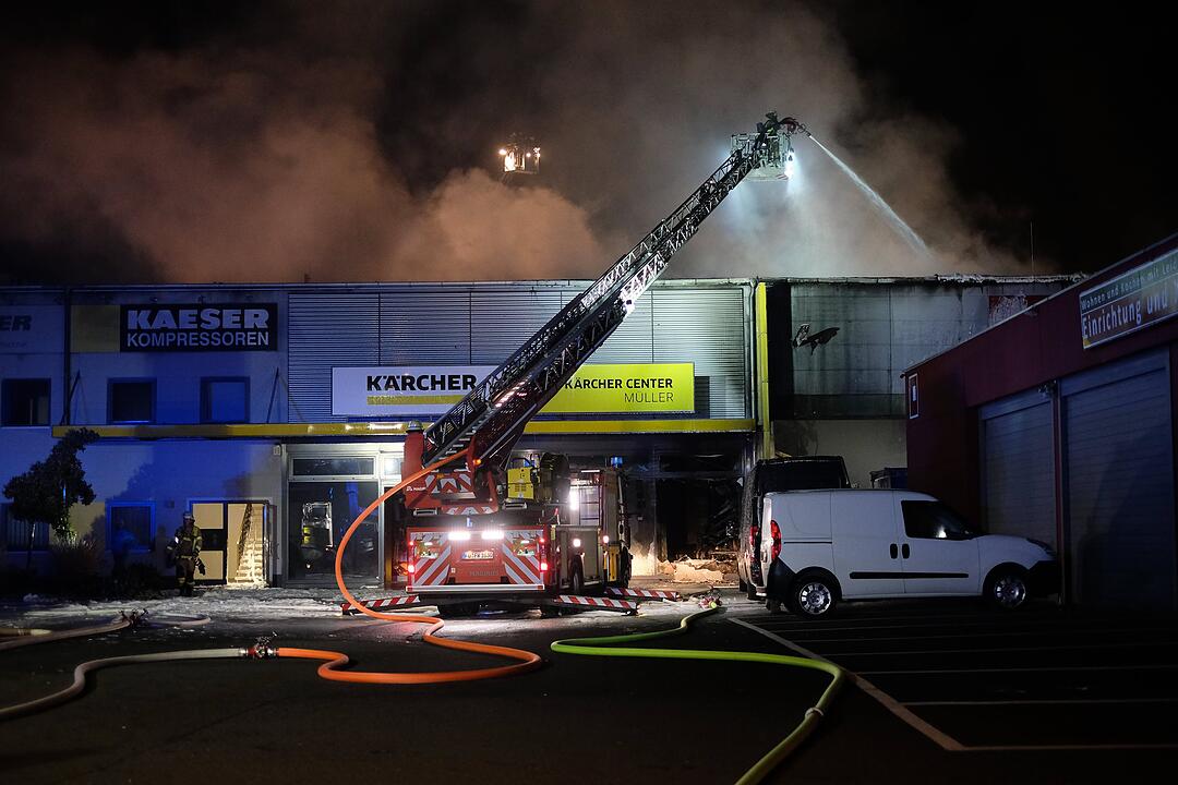 Großbrand zerstört Industriegebäude in Nürnberg