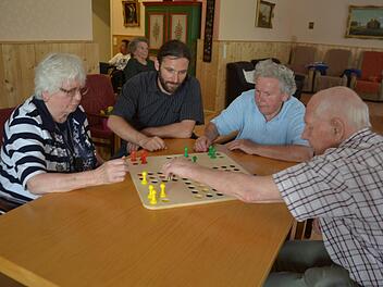 In der Tagespflege ist der Bedarf gedeckt, soll aber beobachtet werden. Unser Foto zeigt Tobias Langhoff mit Senioren in der Tagesstätte in der Hinteren Gasse in Herzogenaurach. Foto: Bernhard Panzer
