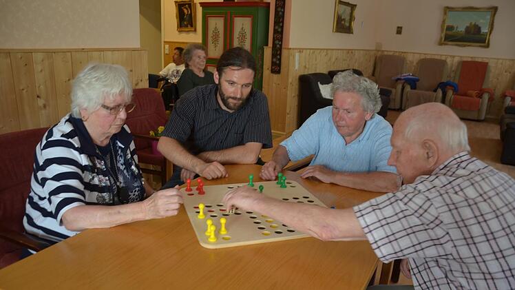 In der Tagespflege ist der Bedarf gedeckt, soll aber beobachtet werden. Unser Foto zeigt Tobias Langhoff mit Senioren in der Tagesstätte in der Hinteren Gasse in Herzogenaurach. Foto: Bernhard Panzer