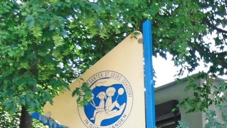 Das Logo vor dem Igensdorfer Kindergarten Foto: Petra Malbrich