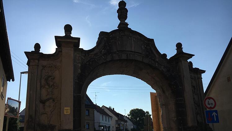 Hinter dem Bamberger Tor in Ebrach findet sich eine Baustelle,  die schon wieder einmal dadurch  auffällt, dass sich nichts tut, eine Phantombaustelle. Foto: Anette Schreiber