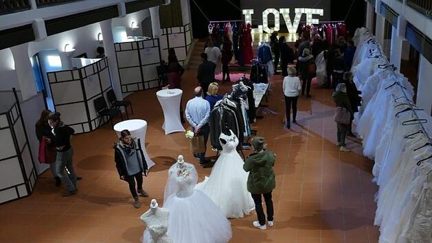 Beim "After Wedding Sale" in Haßfurt wurden unter anderem 65 Brautkleider  angeboten. Sebastian Sahlender