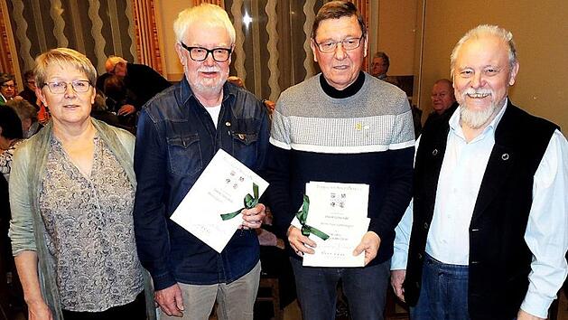 Erika Herzog (l.) und Günter Weinkauf (r.) ehrten Günther Sucker (2. v. l.) und Hans Sammetinger. Foto: Dieter Gropp