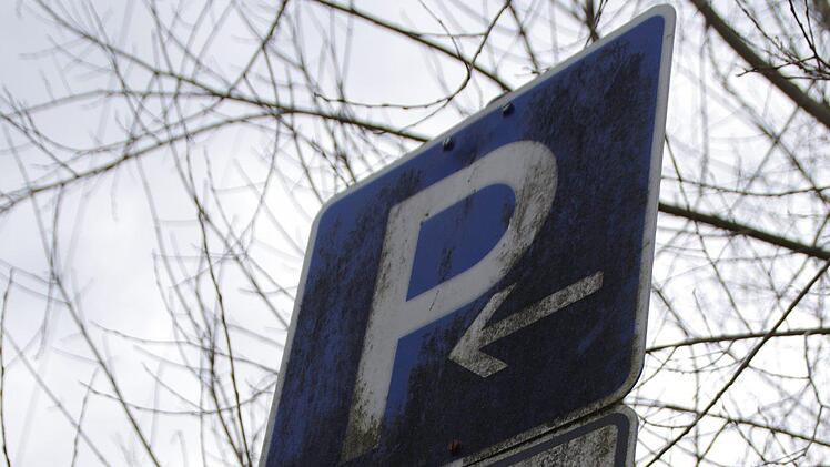 Wenig einladend ist die Beschilderung am Platz. Foto: Marco Meißner