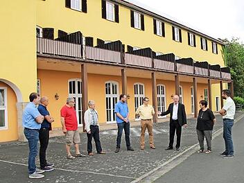 Ab dem 1. September werden in Stadtsteinach weitere Krippenplätze zur Verfügung stehen. Die Räume in den Salembauten besichtigten (von links) Salem-Geschäftsführer Heiko Weiß, Architekt Andre Weber, Stadtrat Wolfgang Hoderlein, Kirchenpfleger Klaus Geier, Salem-Geschäftsführer Samuel Müller, Bürgermeister Roland Wolfrum, Dekan Hans Roppelt, Kita-Leiterin Beate Ott und VG-Geschäftsführer Florian Puff.
