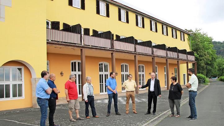 Ab dem 1. September werden in Stadtsteinach weitere Krippenplätze zur Verfügung stehen. Die Räume in den Salembauten besichtigten (von links) Salem-Geschäftsführer Heiko Weiß, Architekt Andre Weber, Stadtrat Wolfgang Hoderlein, Kirchenpfleger Klaus Geier, Salem-Geschäftsführer Samuel Müller, Bürgermeister Roland Wolfrum, Dekan Hans Roppelt, Kita-Leiterin Beate Ott und VG-Geschäftsführer Florian Puff.